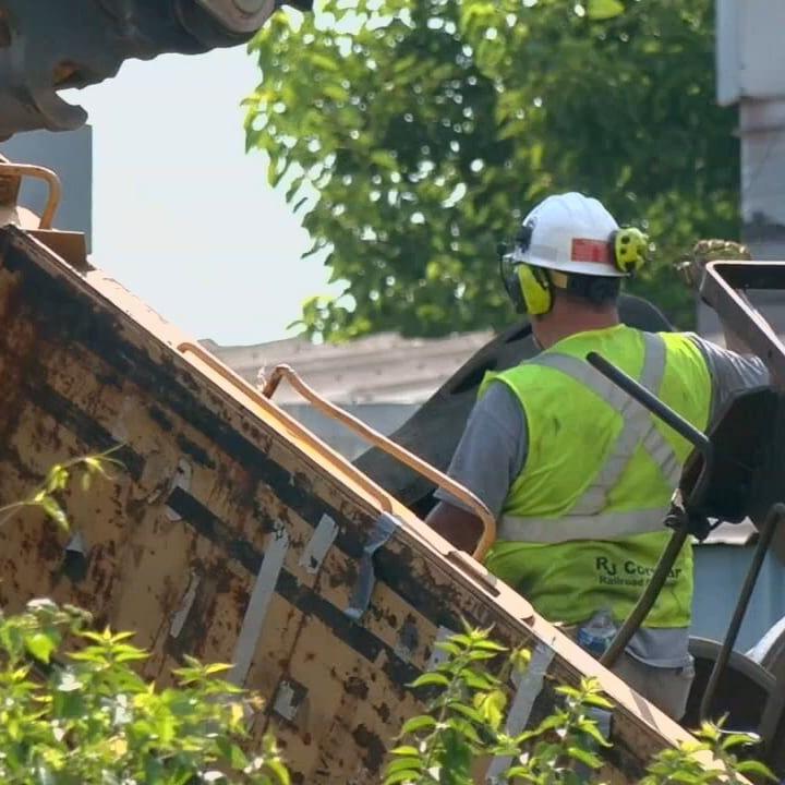Empty railcars derail from CSX train in Louisville's west end